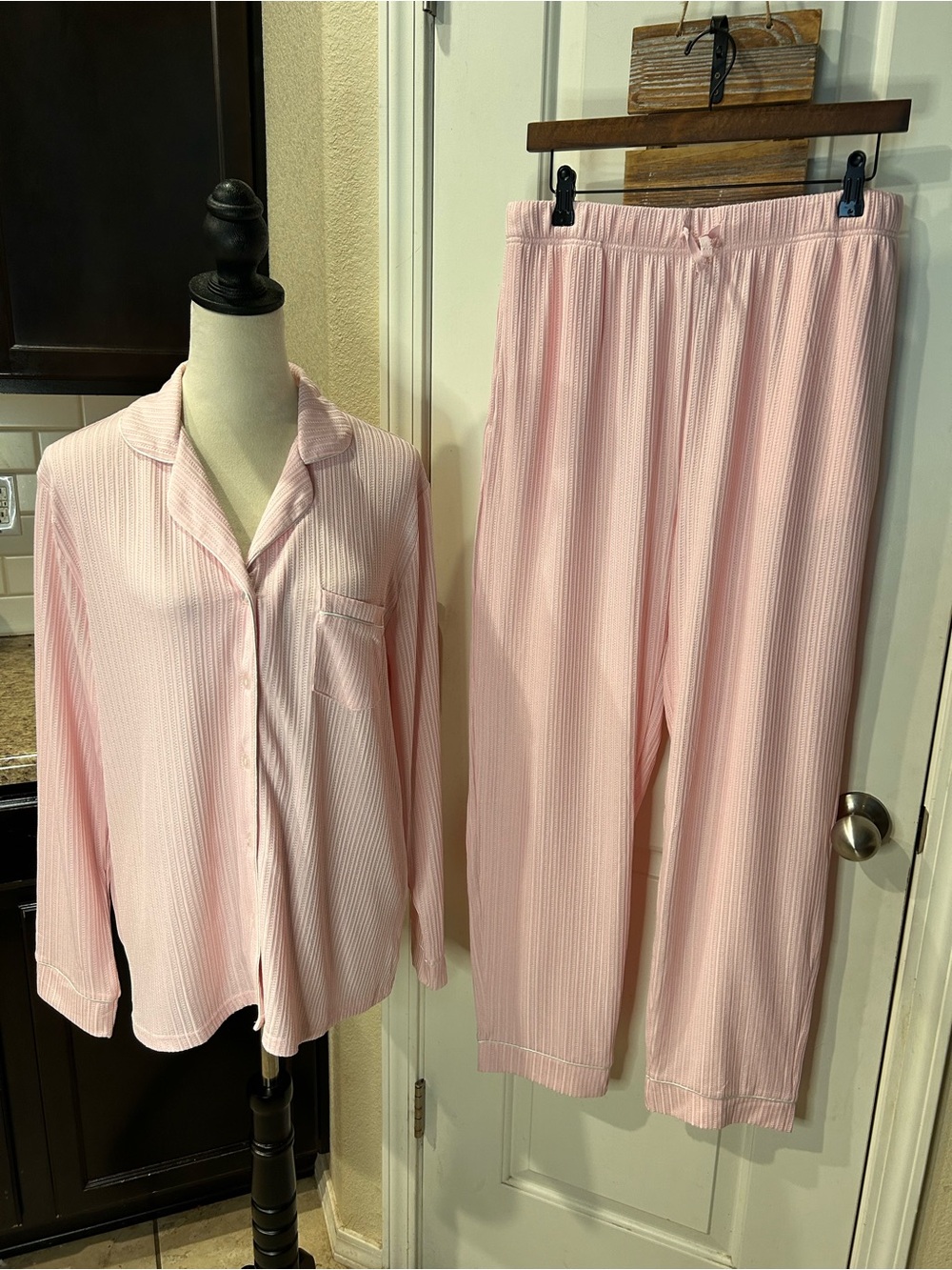 PJGGZ Women’s 2-Piece Pajama Set Pink Ribbed Knit Stretchy Cozy Button Up NWOT